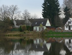 Chata Vlachnovice - pohled z protilehlé hráze rybníka