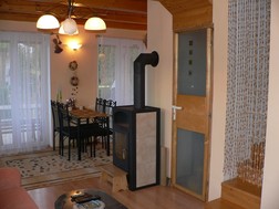 Chata Vlachnovice - obývací prostor se schodištěm do podkroví